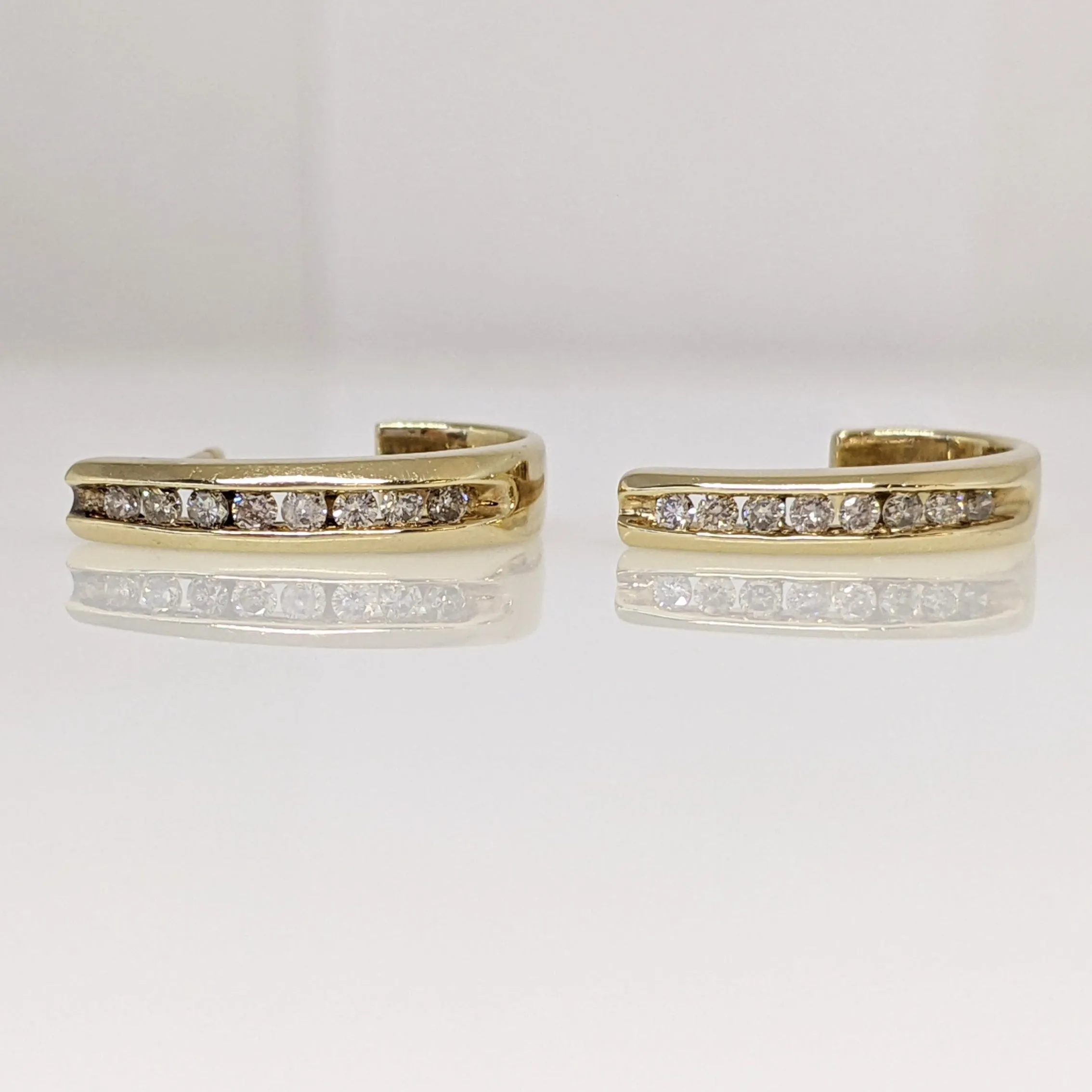 10K .24 CARAT TOTAL WEIGHT I1 P DIAMOND ROUND (16) CHANNEL SET J HOOP ESTATE EARRINGS 2.5 GRAMS