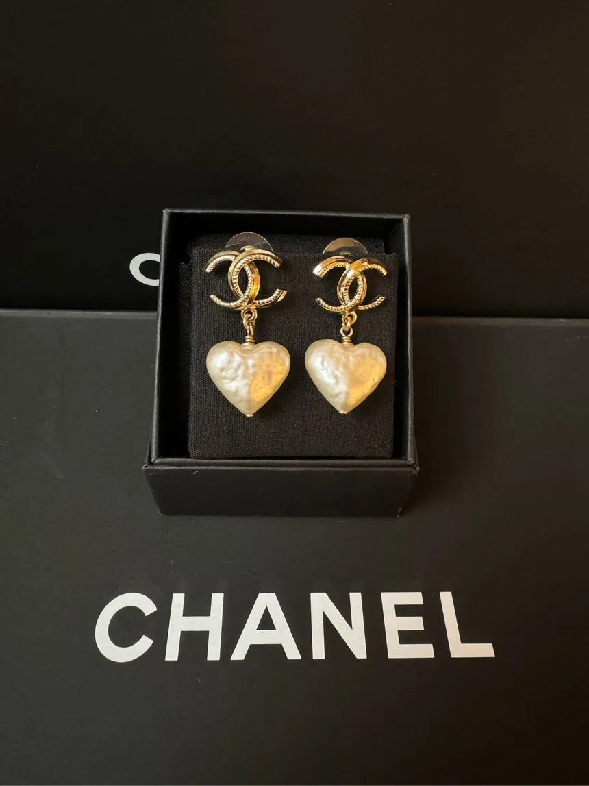 Chanel 22C Classic CC White Heart Pearls Earrings Set