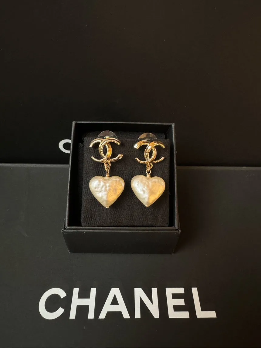 Chanel 22C Classic CC White Heart Pearls Earrings Set