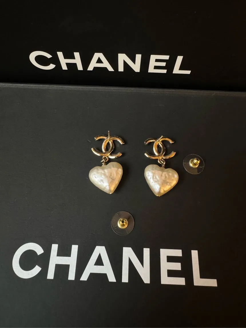 Chanel 22C Classic CC White Heart Pearls Earrings Set