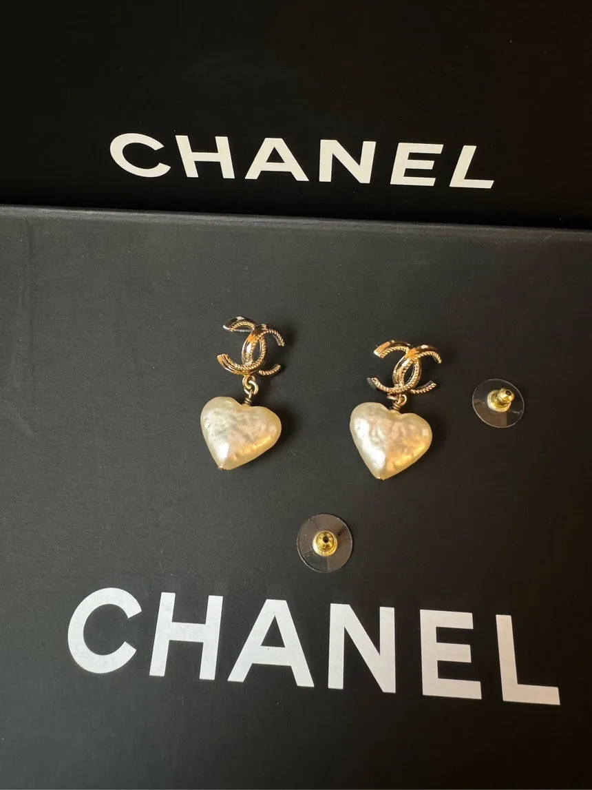 Chanel 22C Classic CC White Heart Pearls Earrings Set