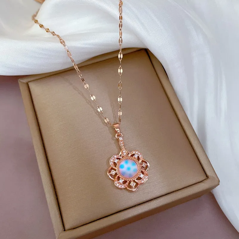 Classic Temperament Letter Flower Pendant Short Necklace For Women