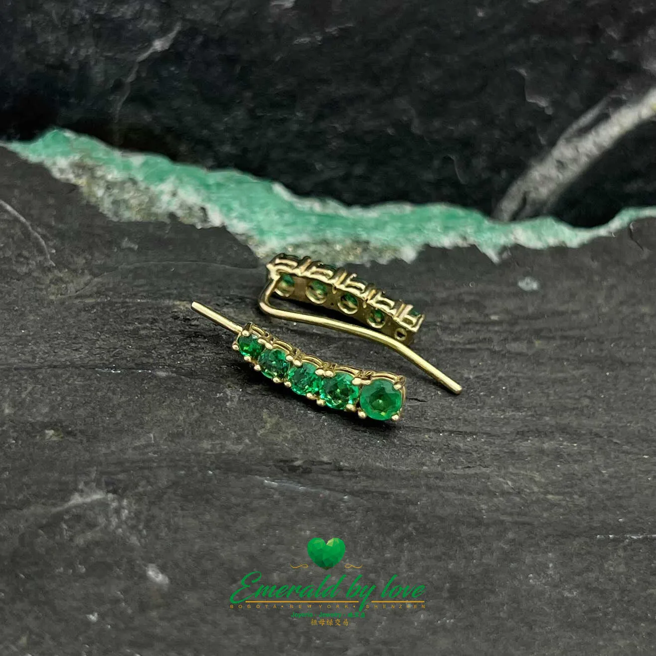 Contemporary Chic: 18k Yellow Gold Earrings with Round Colombian Emeralds