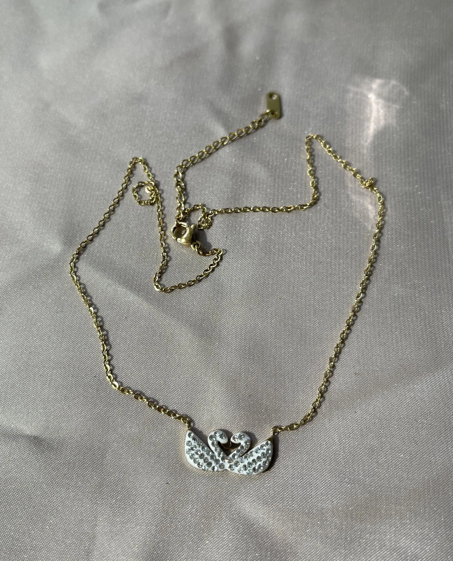 Elegant White Swan Pair Chain Necklace in Dull Gold – Timeless Statement Jewelry for Modern Sophistication