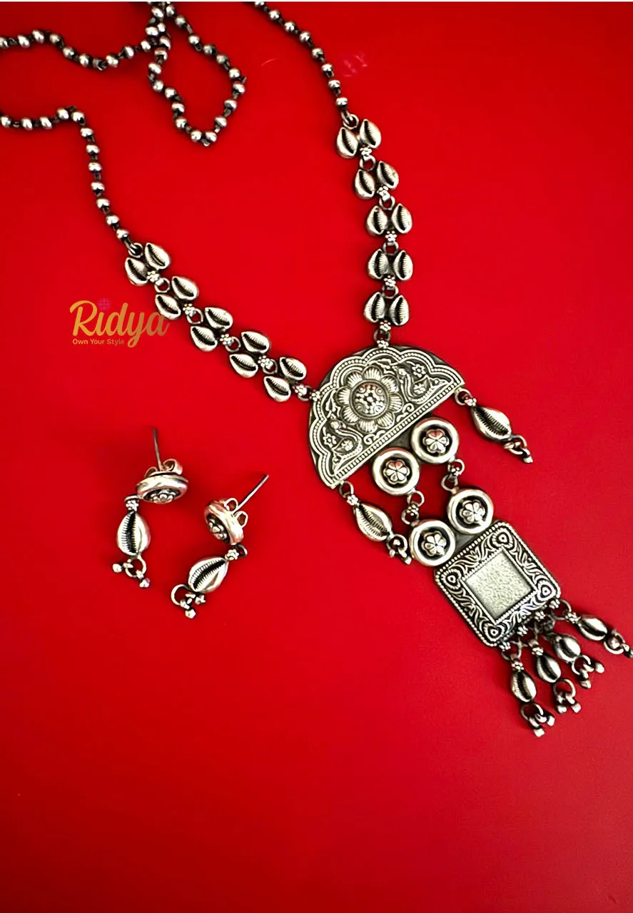 Intricate Work Shell Details Statement Necklace Set
