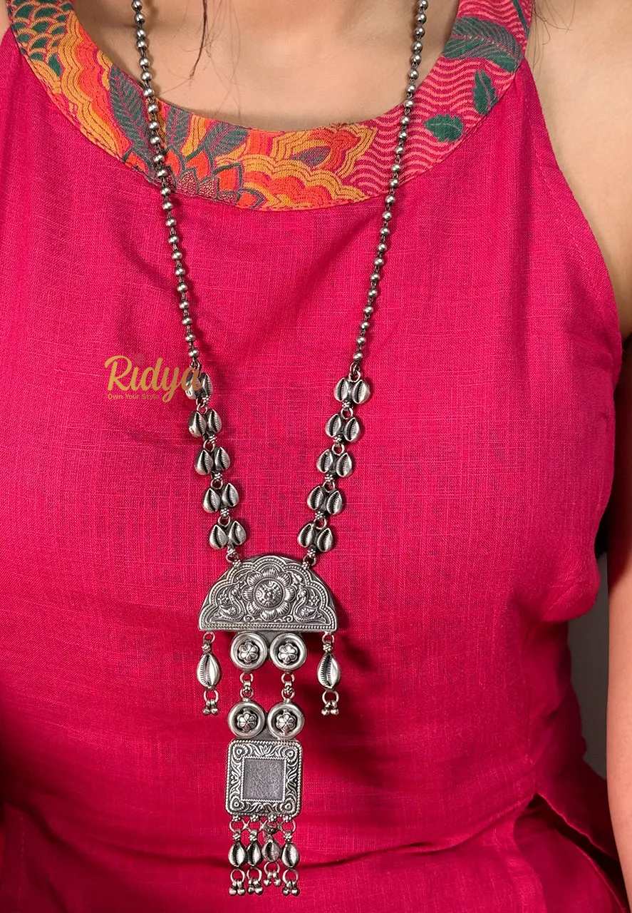 Intricate Work Shell Details Statement Necklace Set