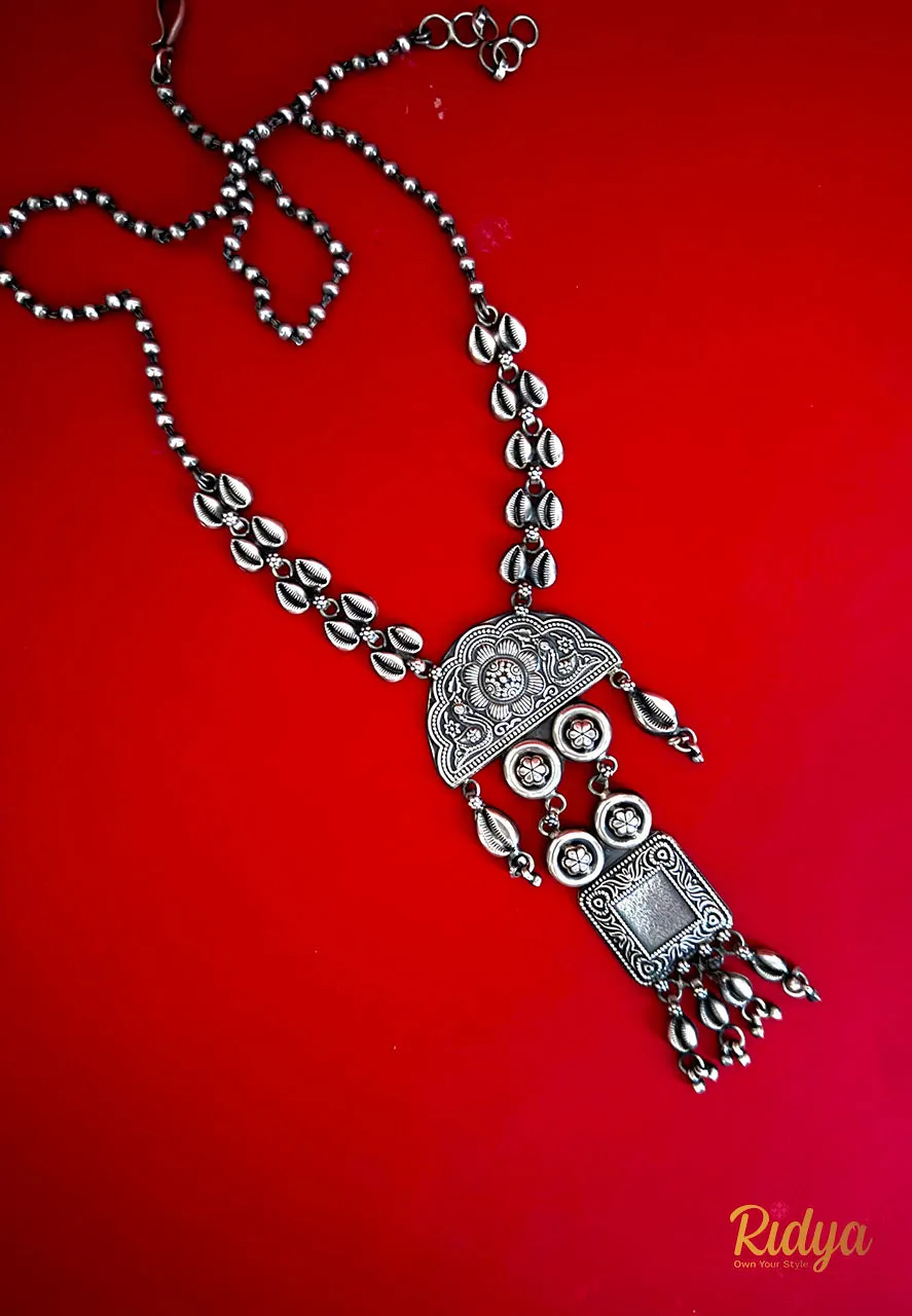 Intricate Work Shell Details Statement Necklace Set